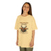 Une jeune fille porte un t-shirt beige en coton avec une illustration de cerf et un verset biblique.