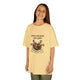 Une jeune fille porte un t-shirt beige en coton avec une illustration de cerf et un verset biblique.