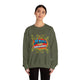 Une femme porte un sweatshirt vert olive avec l'inscription Jésus est mon superhéros.