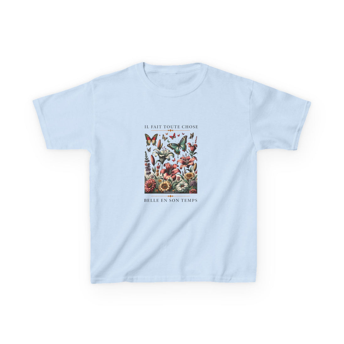 T-shirt bleu clair pour enfant orné d'un motif floral et de papillons avec une inscription.