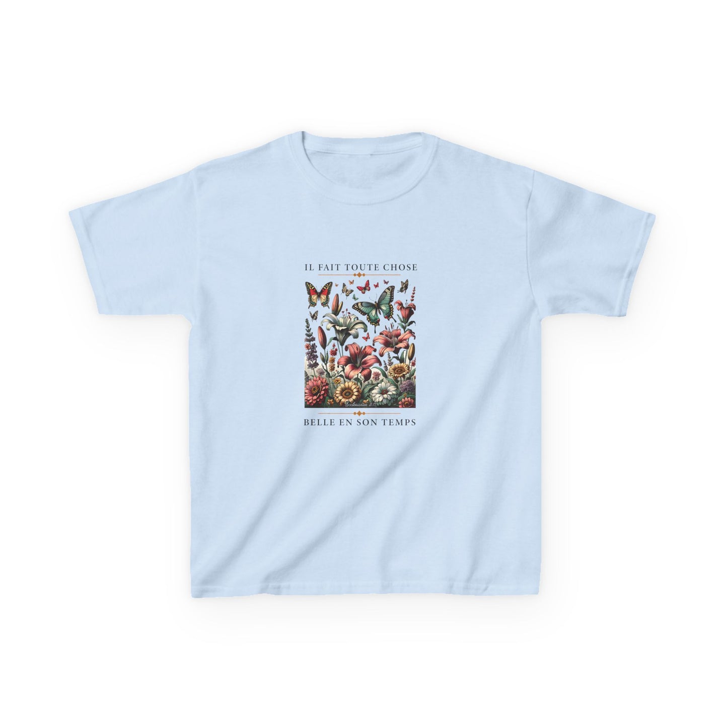 T-shirt bleu clair pour enfant orné d'un motif floral et de papillons avec une inscription.