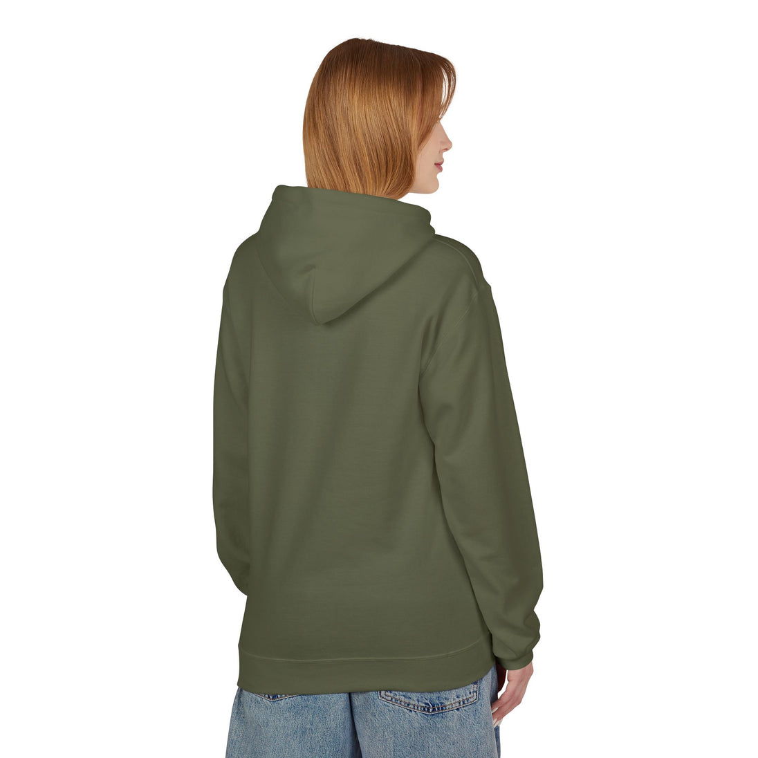 Une femme porte un sweat à capuche vert olive uni vu de dos.