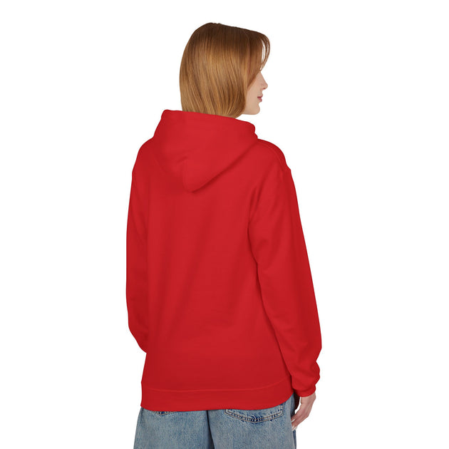 Une femme porte un sweat à capuche rouge uni vu de dos.