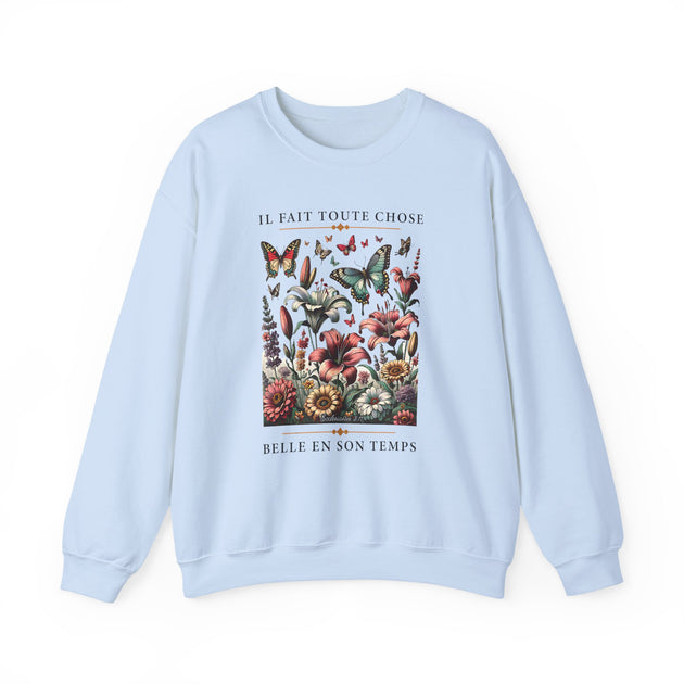 Sweat-shirt bleu clair avec une illustration de fleurs et papillons et le texte en français.