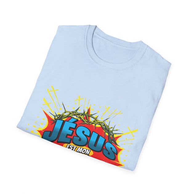T-shirt bleu clair plié avec une illustration style bande dessinée représentant une couronne d'épines.