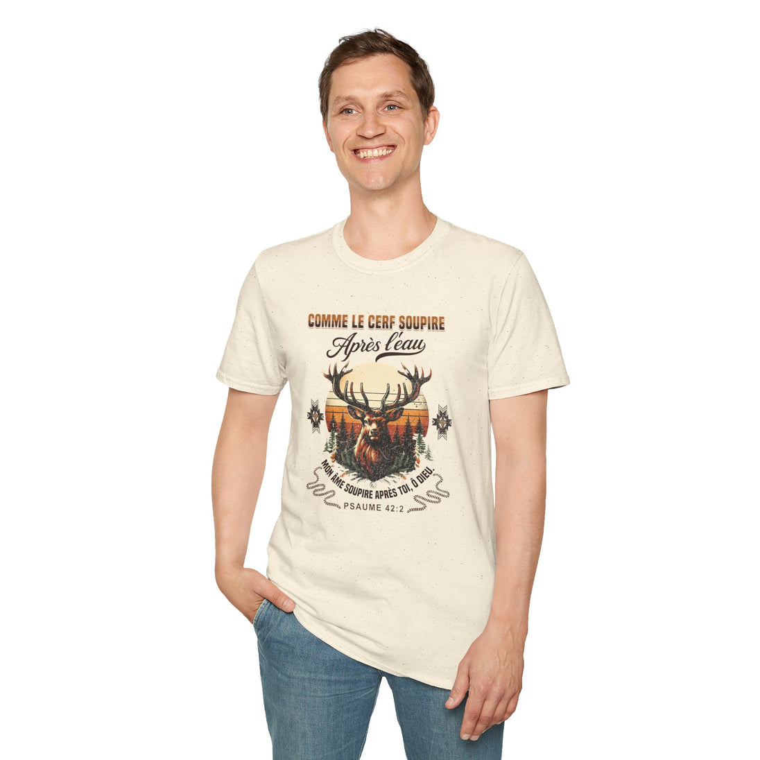 Un homme porte un t-shirt beige chiné avec une illustration de cerf et un verset biblique.