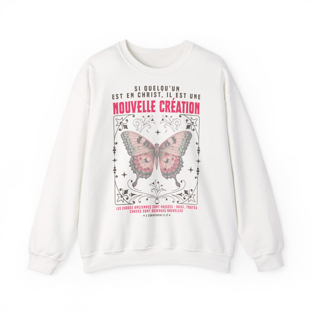 Sweat blanc avec papillon vintage et texte biblique en français sur la nouvelle création.