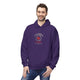 Un homme porte un sweat à capuche violet avec un motif religieux centré sur la poitrine.