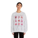 Une femme porte un sweat-shirt gris chiné orné d'illustrations de fruits et de nœuds roses.