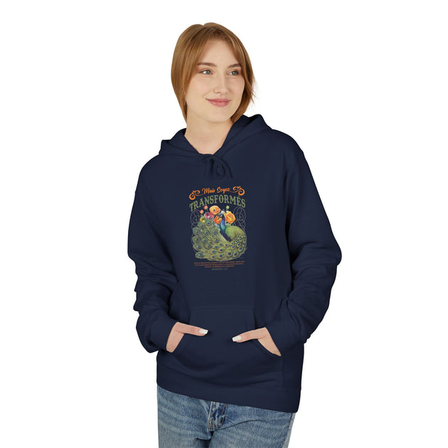 Une femme porte un sweat à capuche bleu marine avec un motif de paon et un texte religieux.