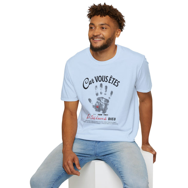 Un homme porte un t-shirt bleu clair avec une empreinte de main et un texte religieux.
