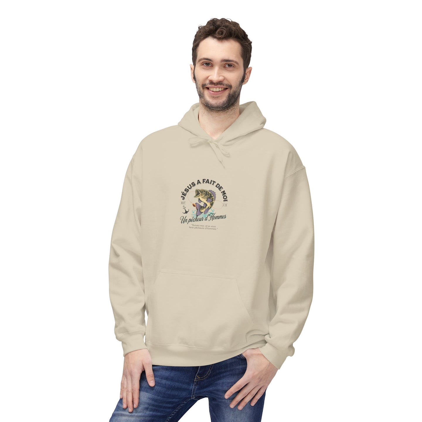 Un homme porte un sweat à capuche beige avec une illustration de poisson et un texte religieux.