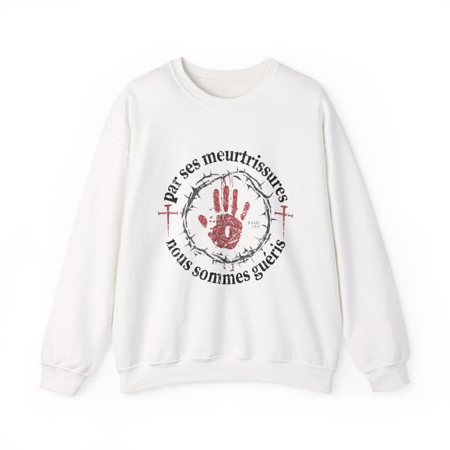Sweat-shirt blanc à col rond avec une impression religieuse rouge et noire sur la poitrine.