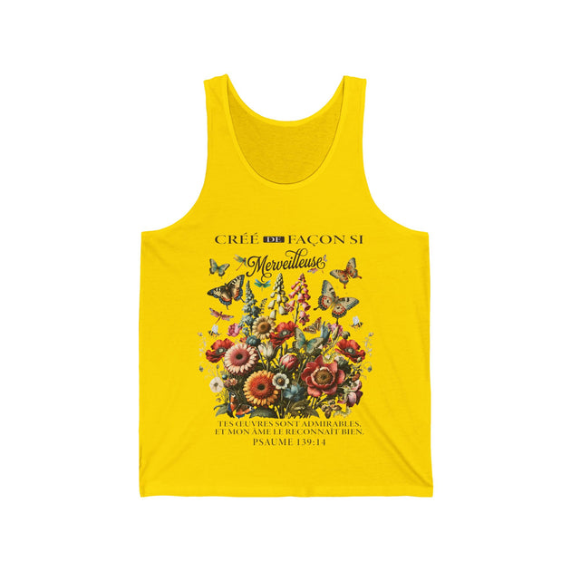 Débardeur jaune pour homme orné d'un motif floral et de papillons avec une inscription religieuse.