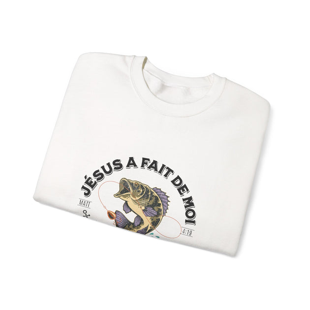 Sweatshirt blanc plié avec une illustration de poisson et le texte Jésus a fait de moi.