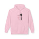 Sweat à capuche rose pour femme avec une illustration religieuse et du texte sur la poitrine.