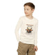 Un enfant porte un t-shirt à manches longues blanc avec un motif de cerf et un texte religieux.