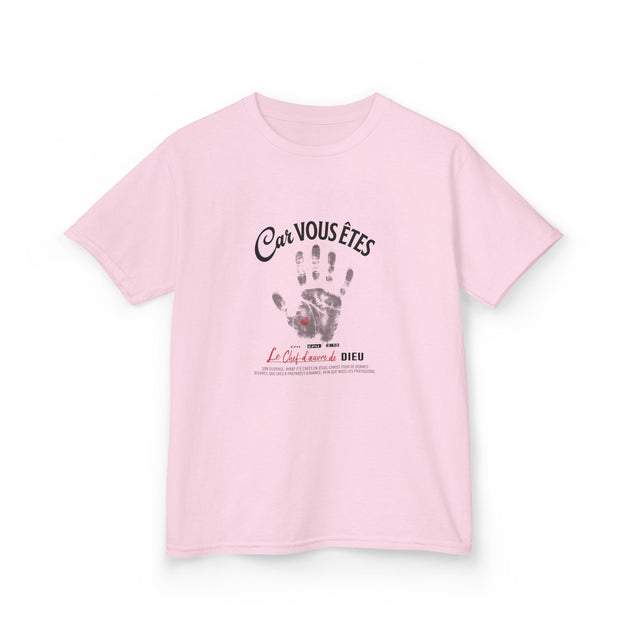 T-shirt rose pour enfant avec une empreinte de main et un message religieux imprimés au centre.
