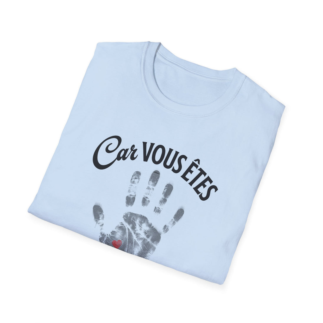 T-shirt bleu clair plié avec l'inscription Car vous êtes et une empreinte de main avec un cœur.