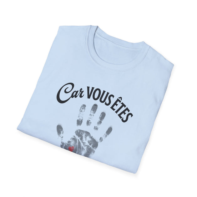 T-shirt bleu clair plié avec l'inscription Car vous êtes et une empreinte de main avec un cœur.