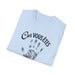 T-shirt bleu clair plié avec l'inscription Car vous êtes et une empreinte de main avec un cœur.