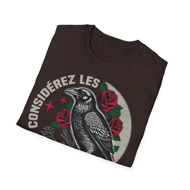 T-shirt marron plié avec une illustration de corbeau, de roses et le texte Considérez les.