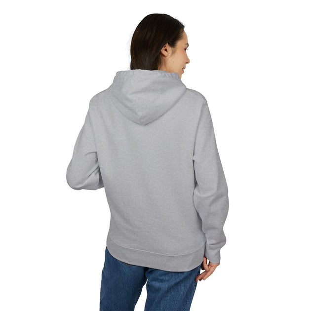Une femme porte un sweat à capuche gris uni vu de dos.