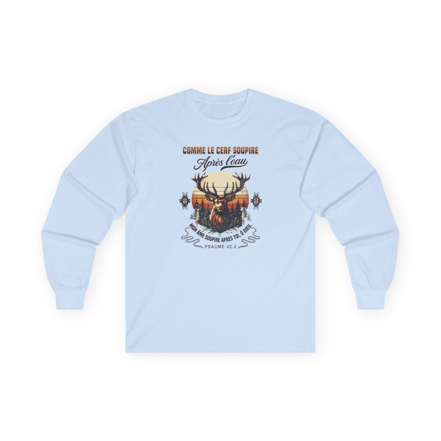 T-shirt bleu clair à manches longues avec un motif de cerf et une citation biblique.