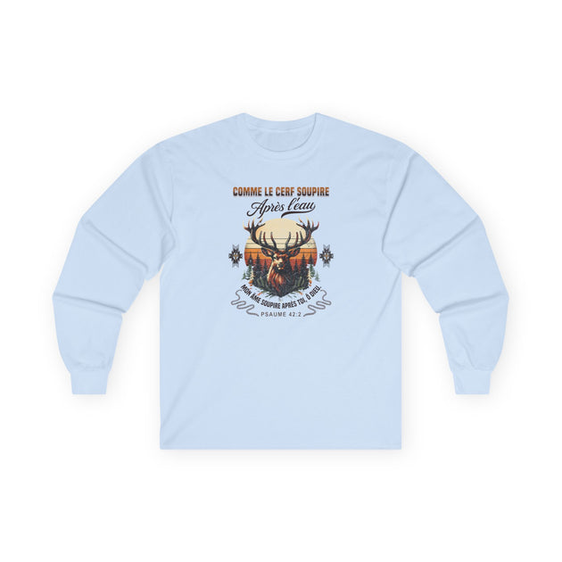 T-shirt bleu clair à manches longues avec un motif de cerf et une citation biblique.