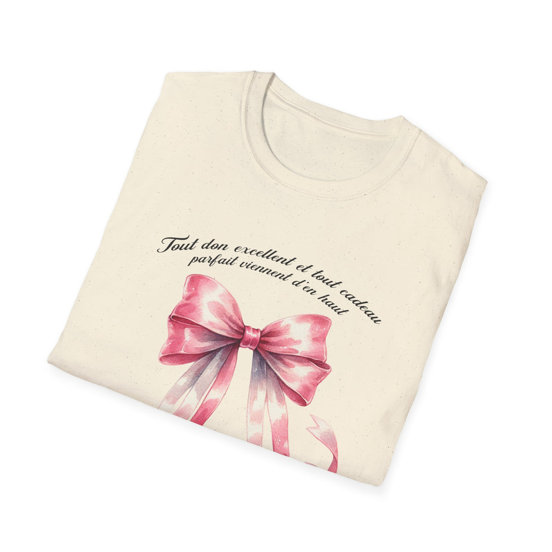 T-shirt beige plié orné d'un ruban rose aquarelle et de l'inscription Tout don excellent.