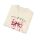 T-shirt beige plié orné d'un ruban rose aquarelle et de l'inscription Tout don excellent.