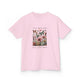 T-shirt rose pour enfant avec une illustration de fleurs et papillons et une inscription en français.