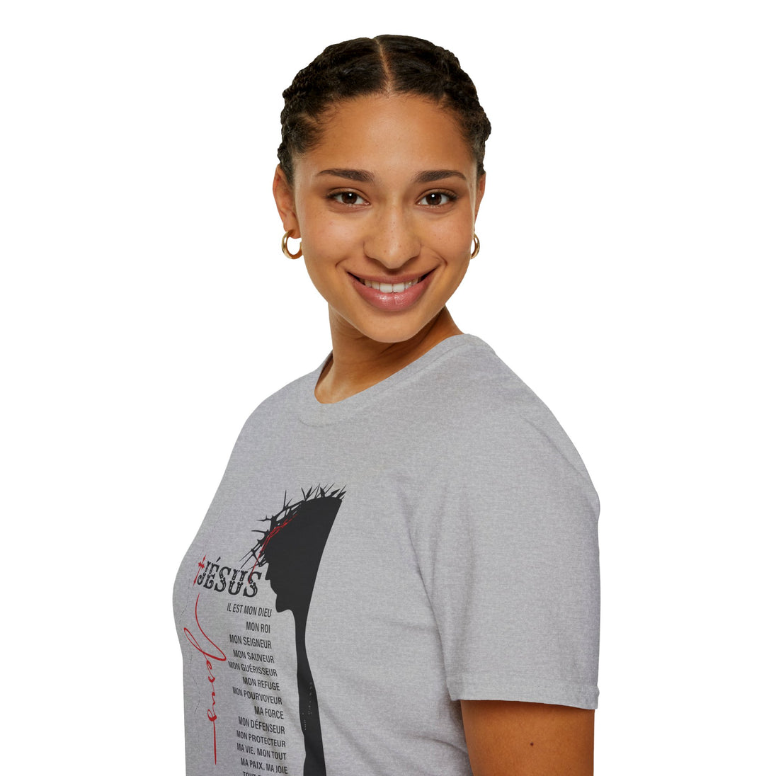 Une femme porte un t-shirt gris orné d'une silhouette de Jésus et de textes religieux en français.