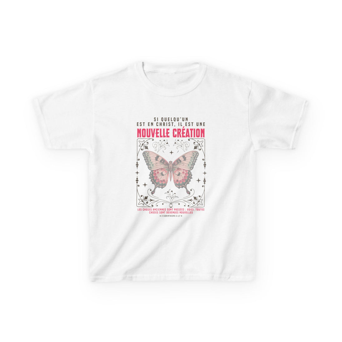 T-shirt blanc pour enfant orné d'un papillon et d'un verset biblique en français.