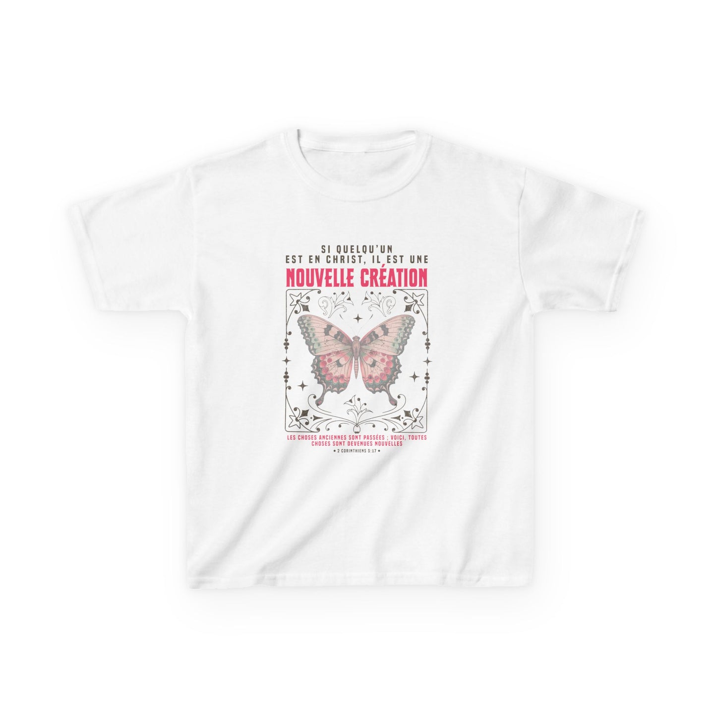 T-shirt blanc pour enfant orné d'un papillon et d'un verset biblique en français.