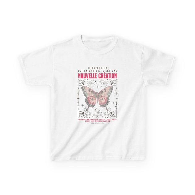 T-shirt blanc pour enfant orné d'un papillon et d'un verset biblique en français.