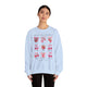Une femme porte un sweat-shirt blanc illustré de fruits et de nœuds avec le texte Fruit de l'Esprit.