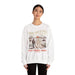 Une femme porte un sweat-shirt blanc avec une illustration de cow-boy et le texte Dieu n'échoue jamais.