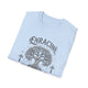 T-shirt bleu clair plié avec un motif d'arbre, de croix et l'inscription Enraciné.