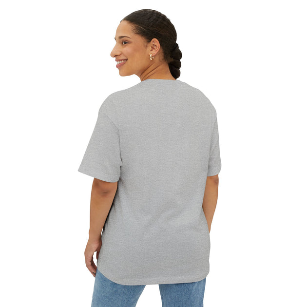 Une femme porte un t-shirt gris ample à coupe carrée vu de dos.