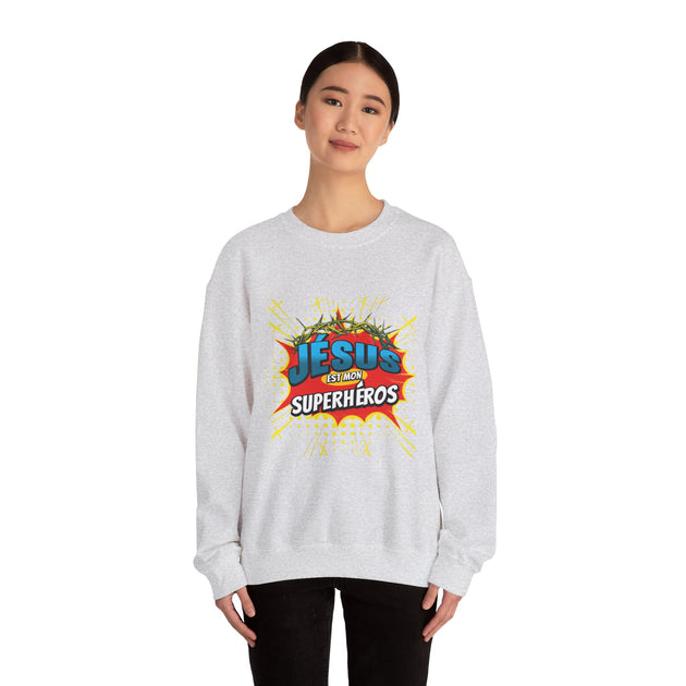 Une femme porte un sweatshirt gris chiné avec l'inscription Jésus est mon superhéros.