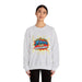Une femme porte un sweatshirt gris chiné avec l'inscription Jésus est mon superhéros.