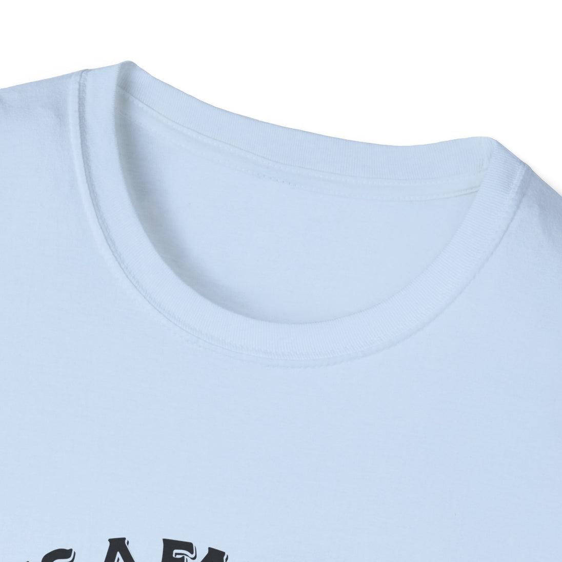 Gros plan sur le col rond côtelé d'un t-shirt blanc en coton pour femme.