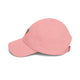 Casquette rose en coton avec un écusson brodé sur le côté et une boucle de réglage en laiton.