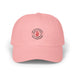 Casquette rose en coton avec une broderie centrale représentant une main rouge et du texte.