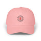 Casquette rose en coton avec une broderie centrale représentant une main rouge et du texte.