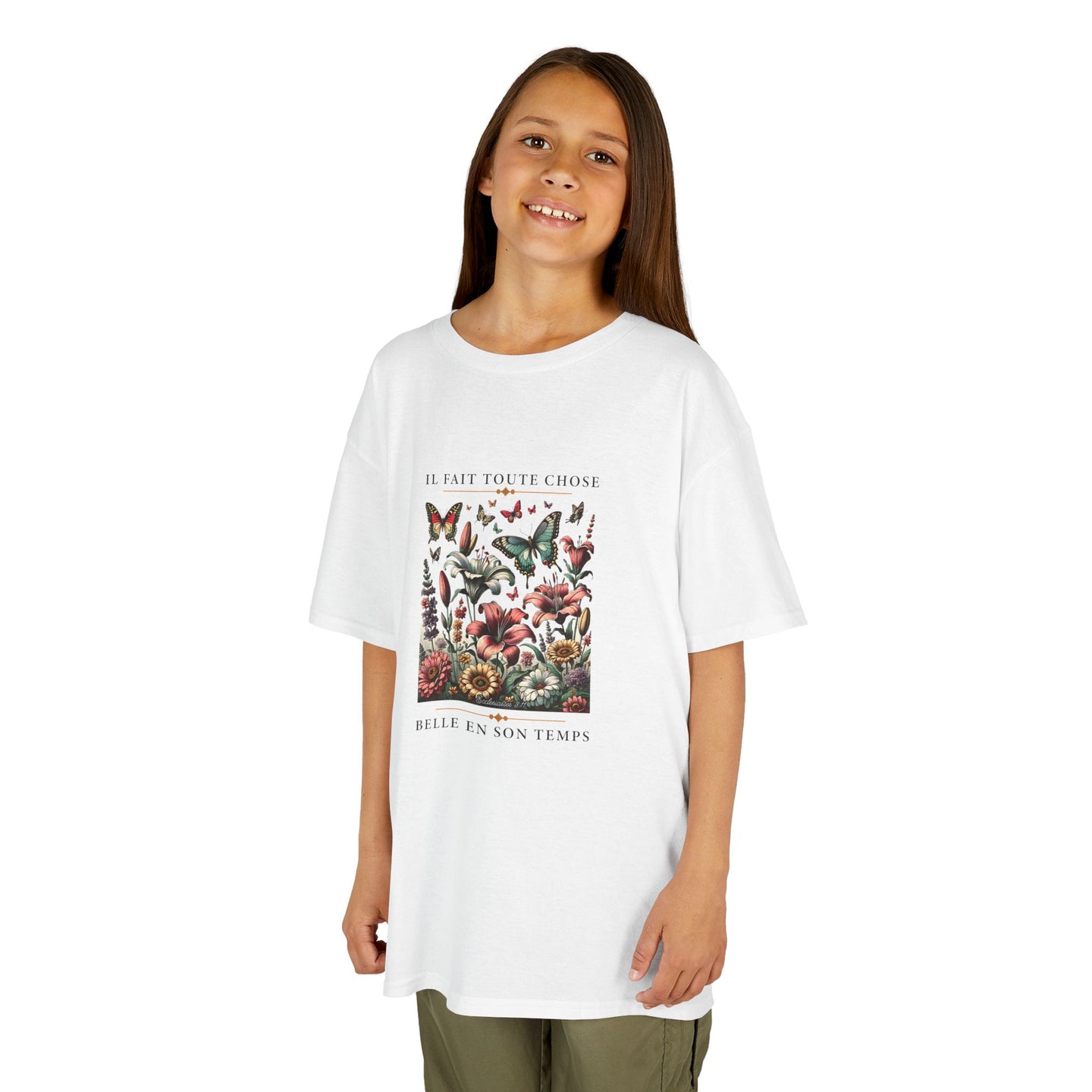 T-shirt enfant blanc avec fleurs, papillons et texte biblique en français.