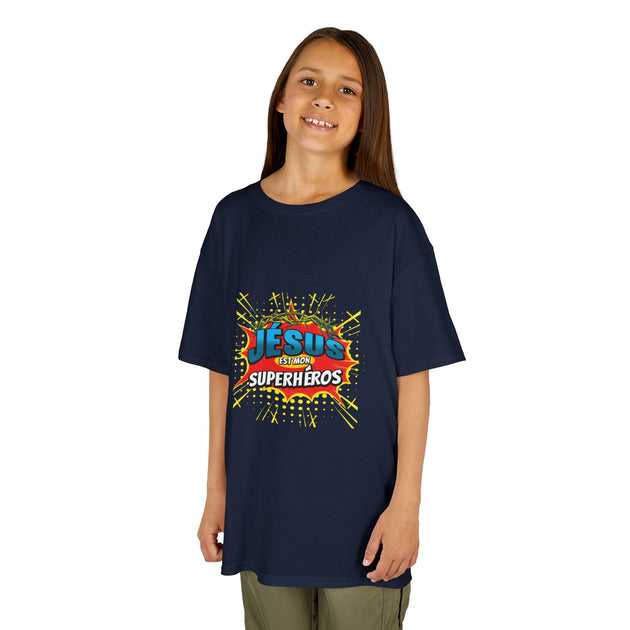 Une jeune fille porte un t-shirt bleu marine avec l'inscription Jésus est mon superhéros.