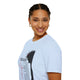 Une femme porte un t-shirt blanc en coton avec une illustration de couronne d'épines et du texte.