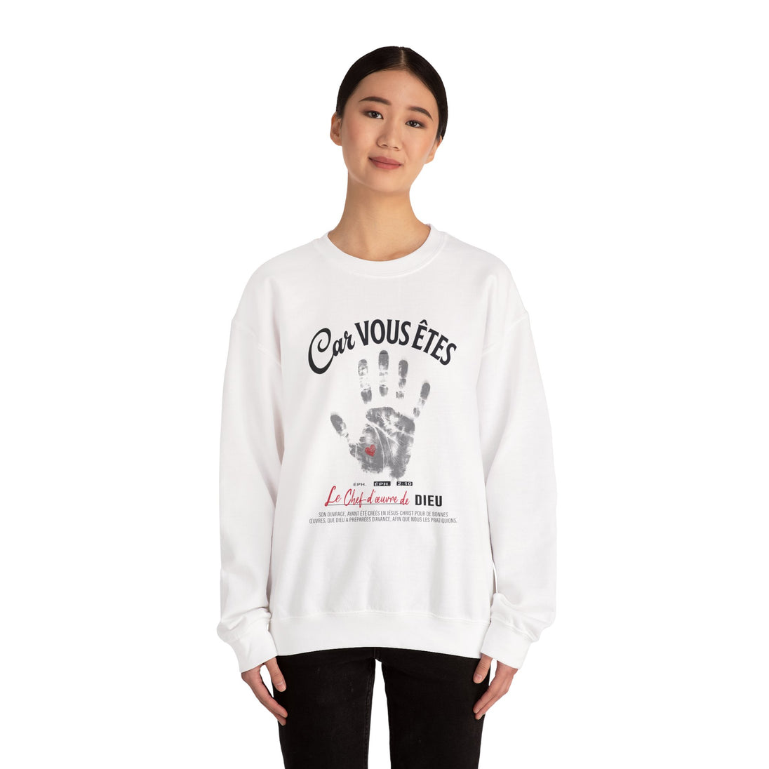 Une femme porte un sweat-shirt blanc avec une empreinte de main et le texte Car vous êtes le chef-d'œuvre de Dieu.
